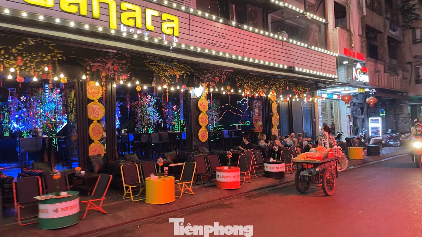 Phố Tây Bùi Viện 'vắng như chùa Bà Đanh' vì COVID-19 ảnh 6