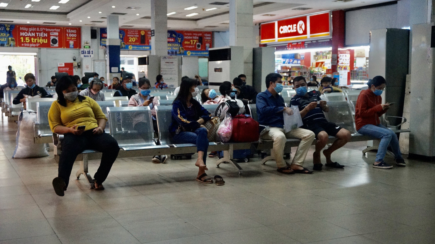 Cận cảnh người dân đi trả vé tàu về Tết ở ga Sài Gòn ảnh 2