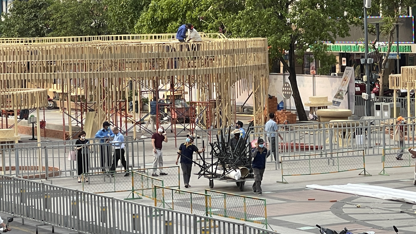 Hối hả thi công đường hoa Nguyễn Huệ ảnh 6