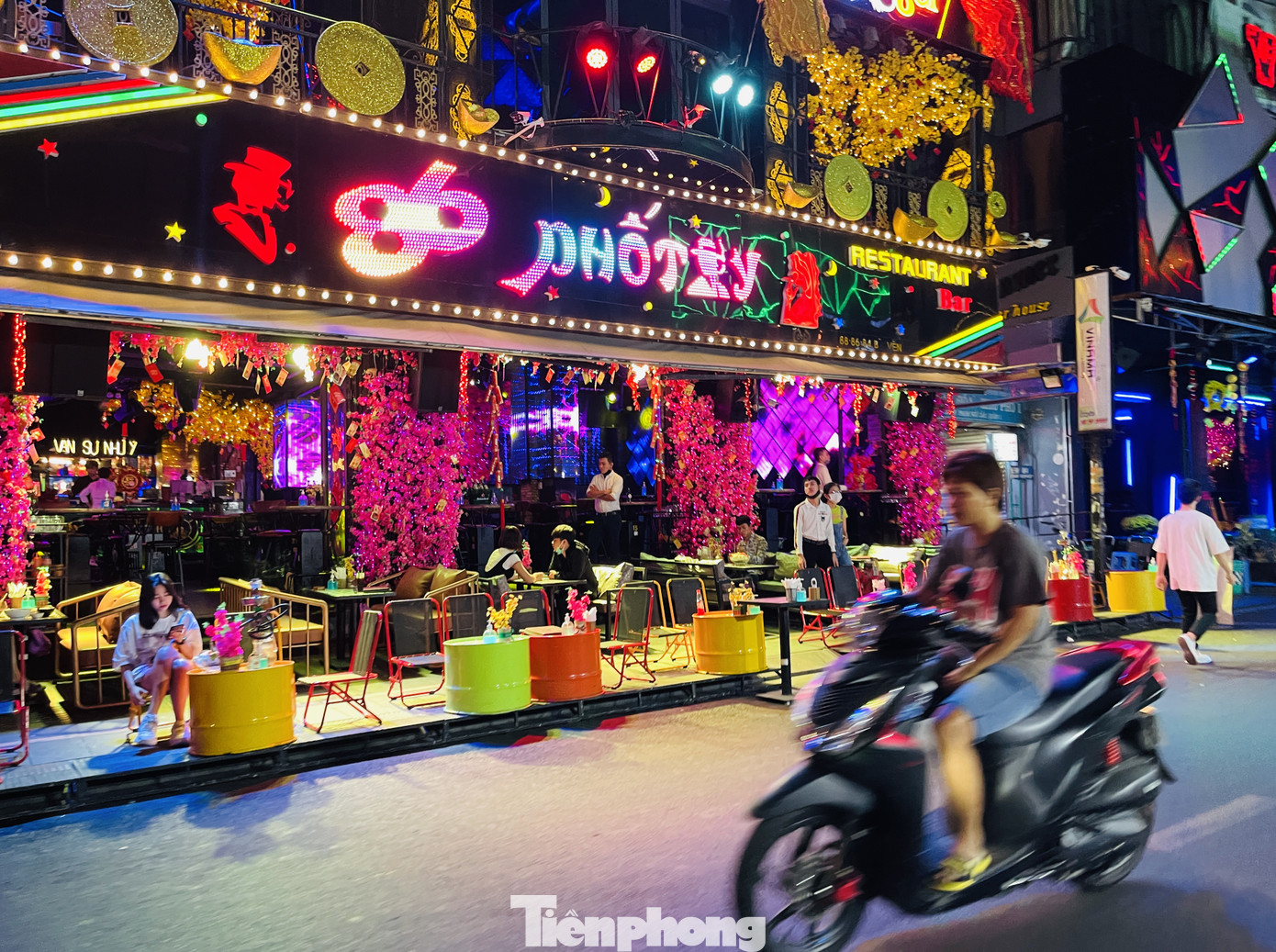 Phố Tây Bùi Viện 'vắng như chùa Bà Đanh' vì COVID-19 ảnh 13