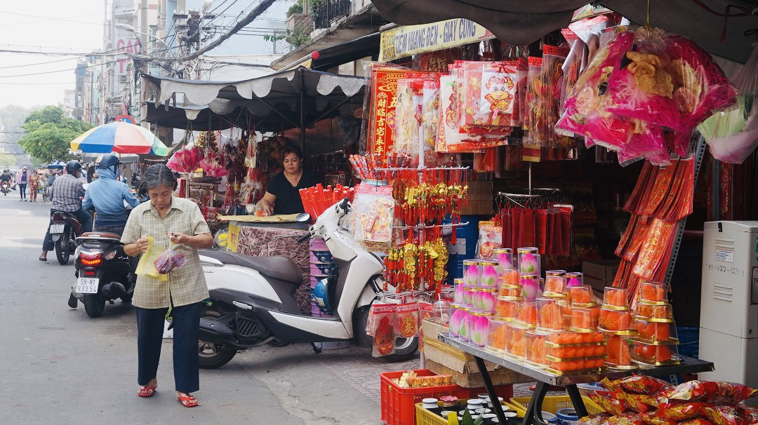 Người Sài Gòn tranh thủ sắm iPad, iPhone về cúng ông Công ông Táo ảnh 3