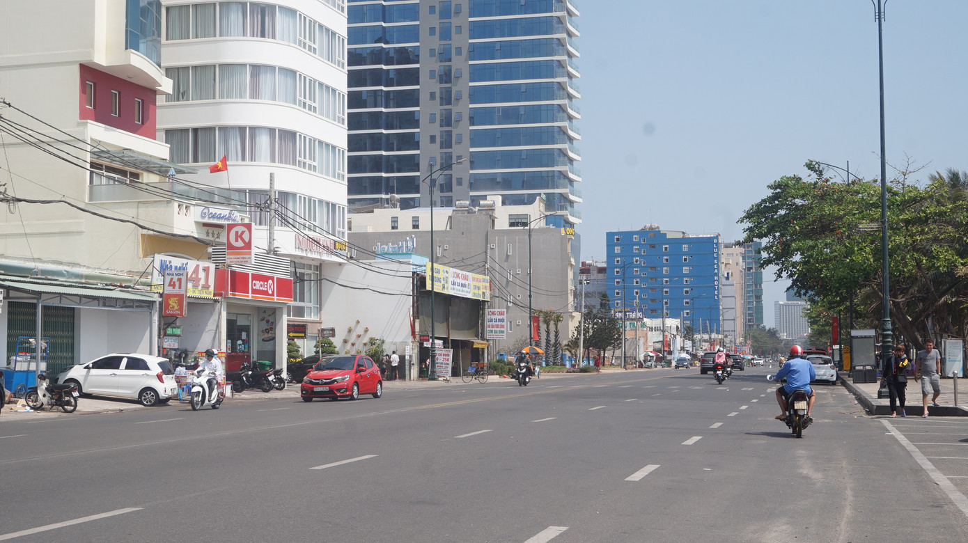 5 thuỷ thủ dương tính SARS-CoV-2: Đường phố Vũng Tàu vắng vẻ, khách tắm biển đeo khẩu trang ảnh 9