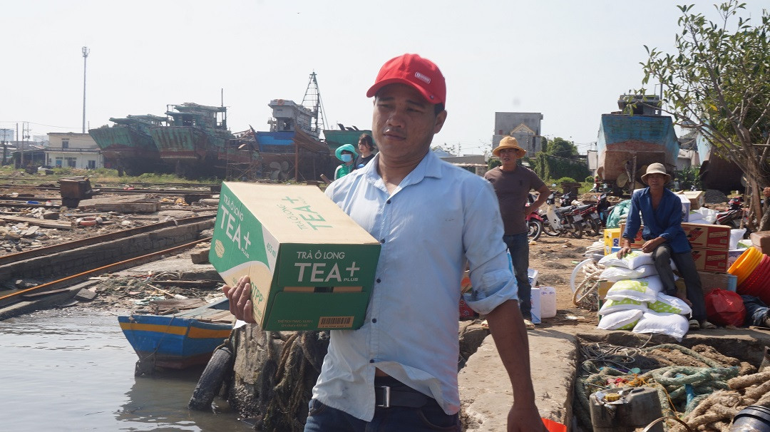 Cảnh ngư dân phấn khởi ra khơi đầu năm lấy lộc ảnh 7