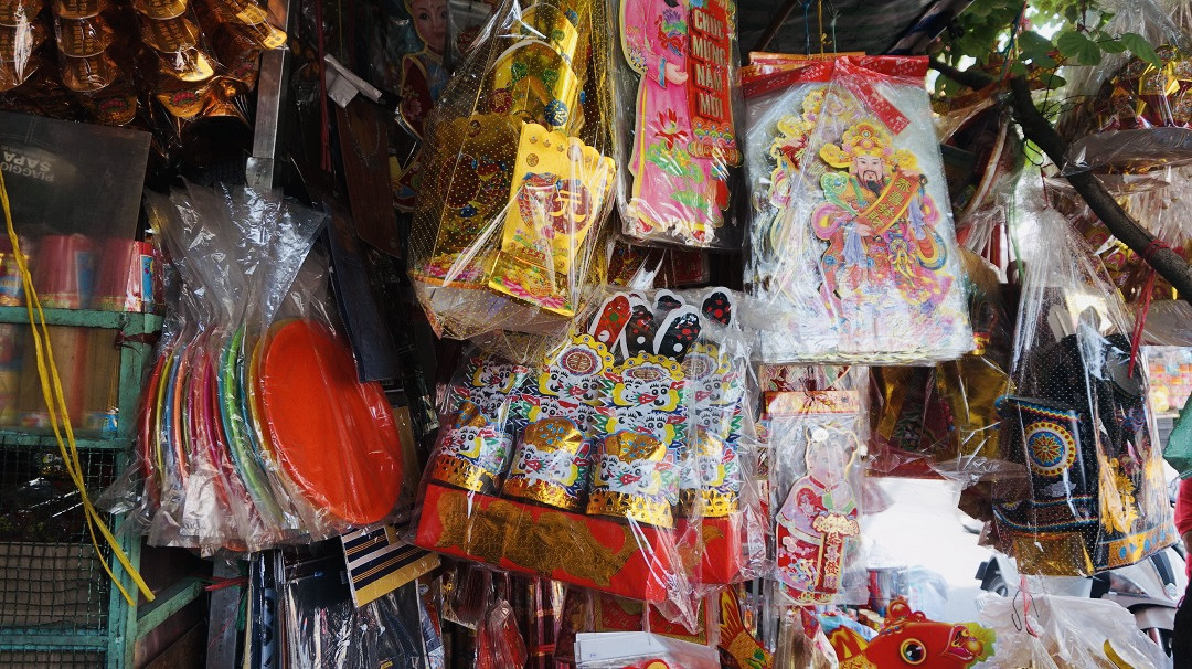 Người Sài Gòn tranh thủ sắm iPad, iPhone về cúng ông Công ông Táo ảnh 12