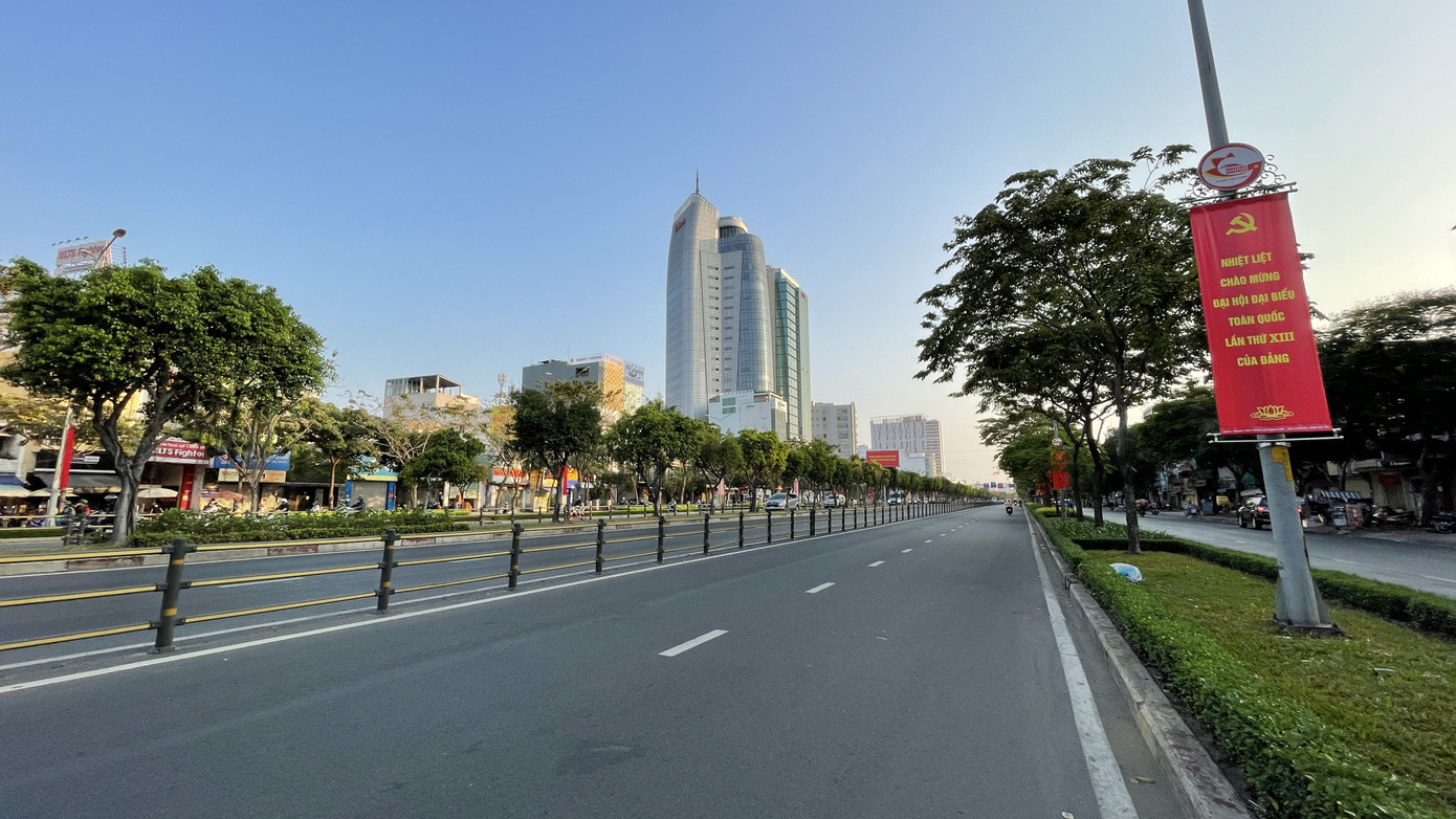 Cảnh vắng vẻ khác lạ ở TPHCM trong ngày đầu đi làm trở lại ảnh 6