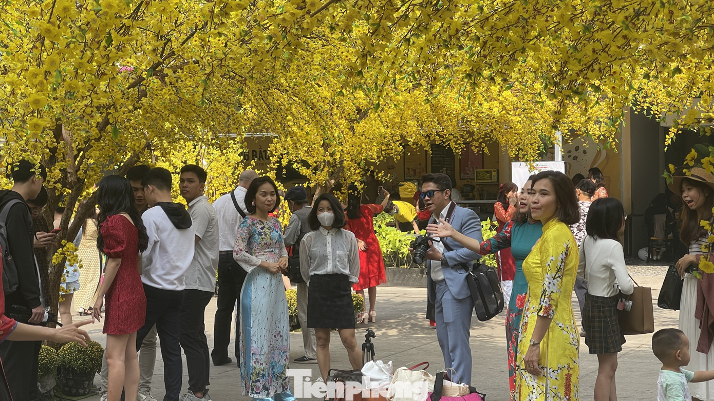 TPHCM: Du xuân sớm, nhiều người lơ là phòng dịch COVID -19 ảnh 1