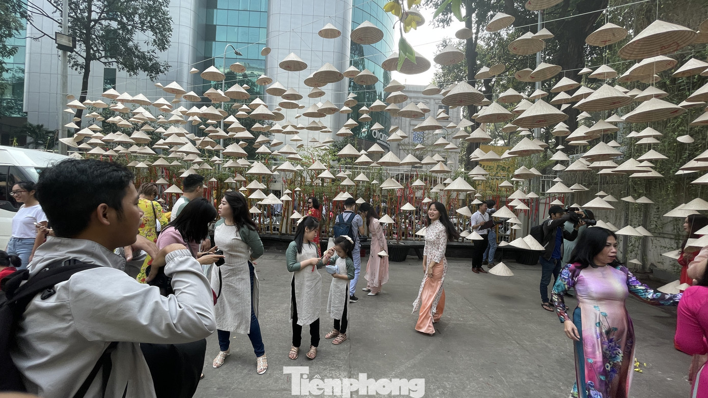 TPHCM: Du xuân sớm, nhiều người lơ là phòng dịch COVID -19 ảnh 7