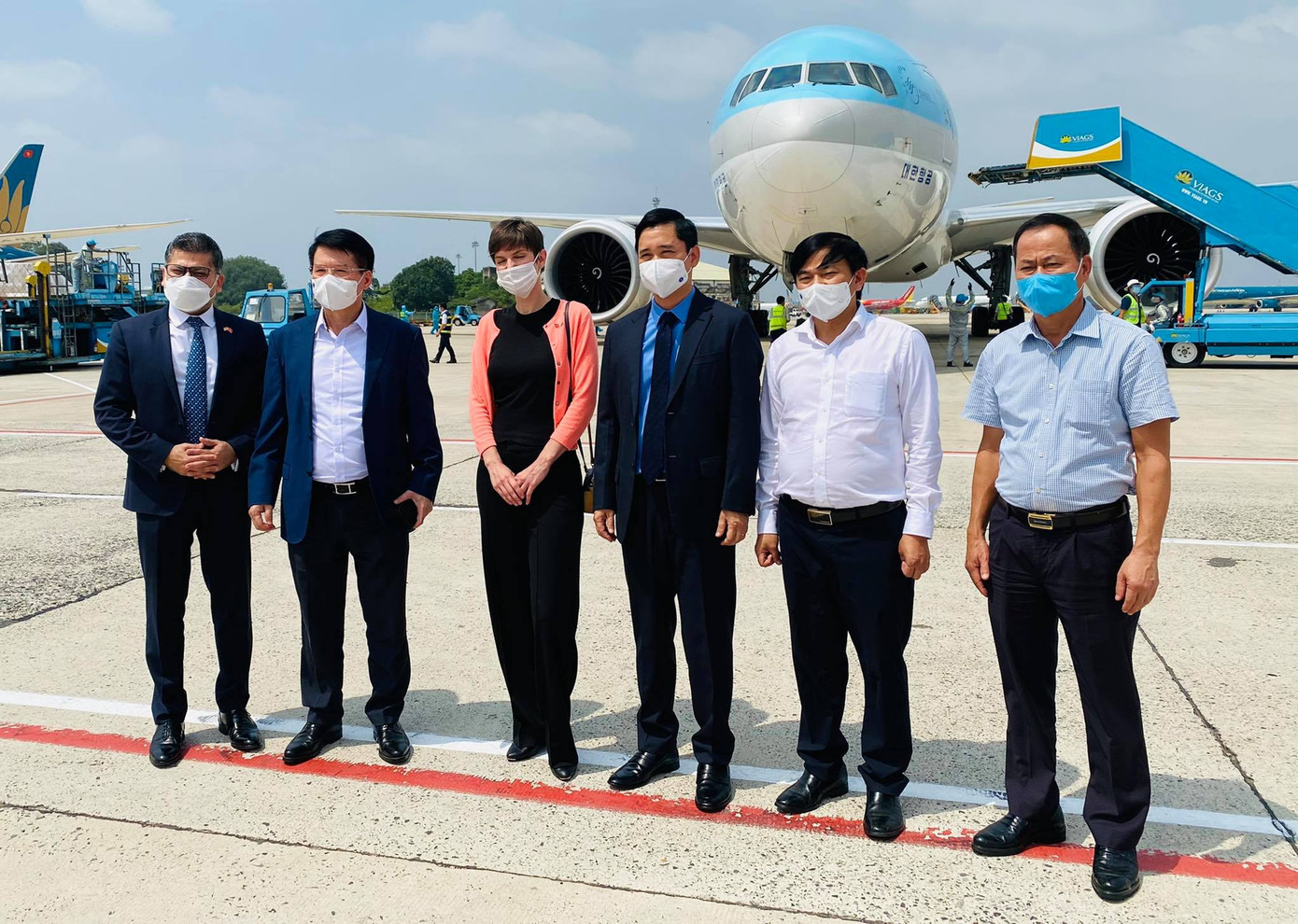 Cận cảnh lô vắc xin ngừa COVID-19 đầu tiên về Việt Nam ảnh 7