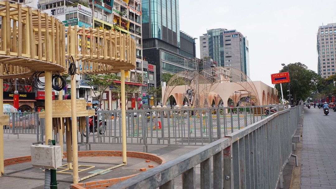 Hối hả thi công đường hoa Nguyễn Huệ ảnh 15