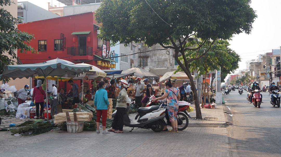 Dịch COVID-19 trở lại, chợ lá dong lớn nhất TPHCM rơi cảnh thưa vắng ảnh 2