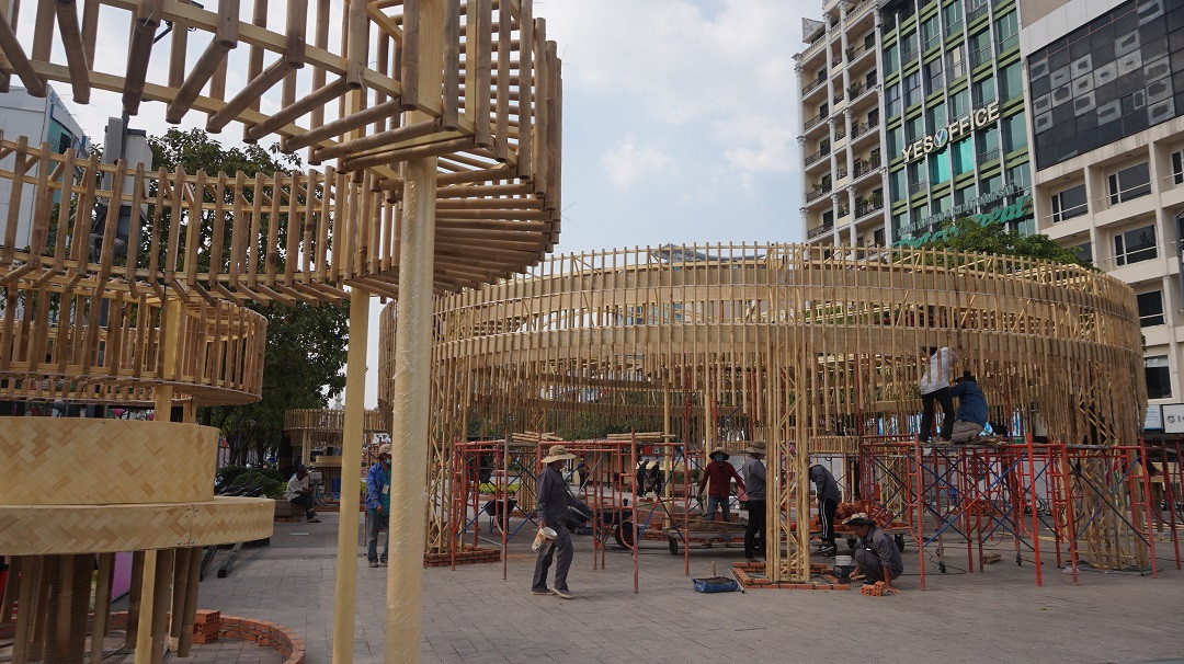 Hối hả thi công đường hoa Nguyễn Huệ ảnh 8