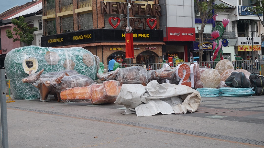 Hối hả thi công đường hoa Nguyễn Huệ ảnh 12