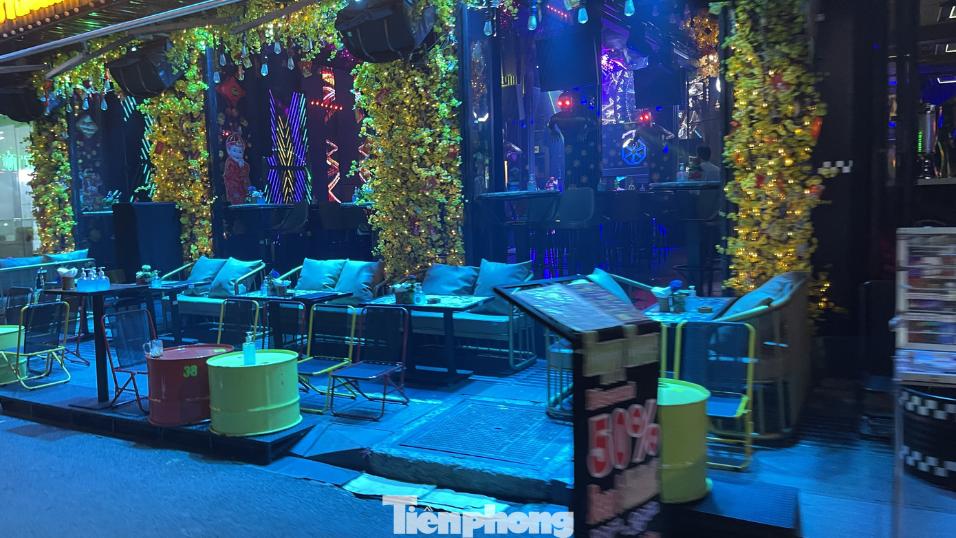 Phố Tây Bùi Viện 'vắng như chùa Bà Đanh' vì COVID-19 ảnh 8