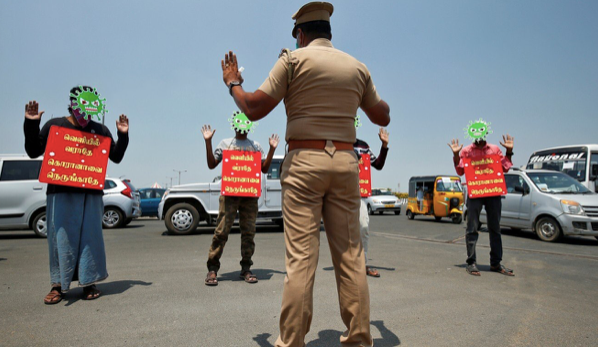 Cảnh sát Ấn Độ làm trò cười để giáo dục người dân về COVID-19 ảnh 1