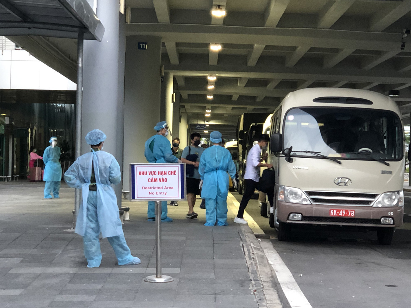 Đón 105 người Việt ở Indonesia về nước ảnh 3