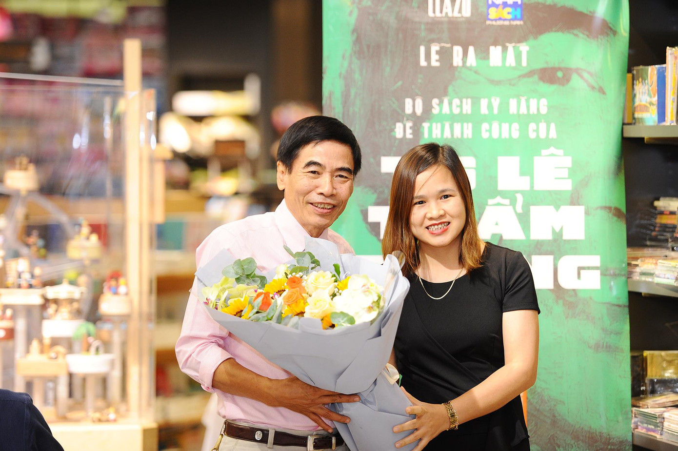 TS Lê Thẩm Dương sẽ phát hành khoảng 70 cuốn sách, có cuốn khổ to bằng nửa chiếc bàn ảnh 2