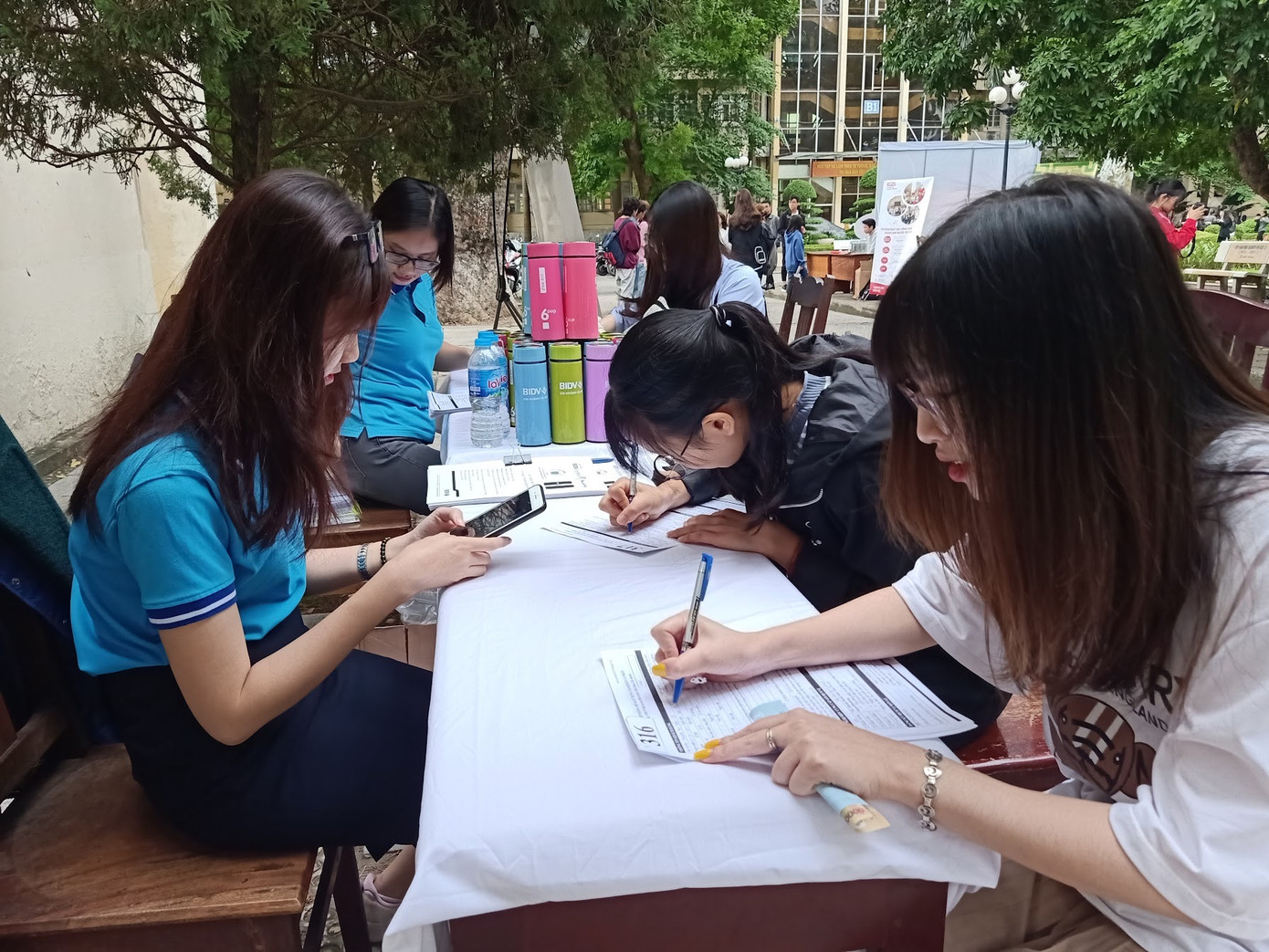 Những “đặc quyền” thẻ ngân hàng không phải sinh viên nào cũng biết ảnh 2