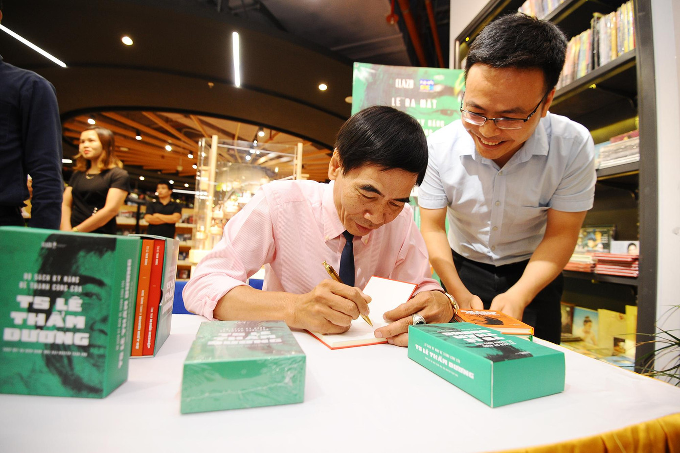 TS Lê Thẩm Dương sẽ phát hành khoảng 70 cuốn sách, có cuốn khổ to bằng nửa chiếc bàn ảnh 4