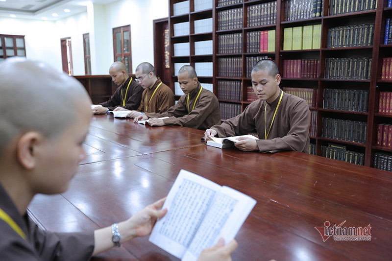 Ngôi trường bắt đầu học từ 4h30 sáng và kéo dài tới đêm muộn ảnh 7