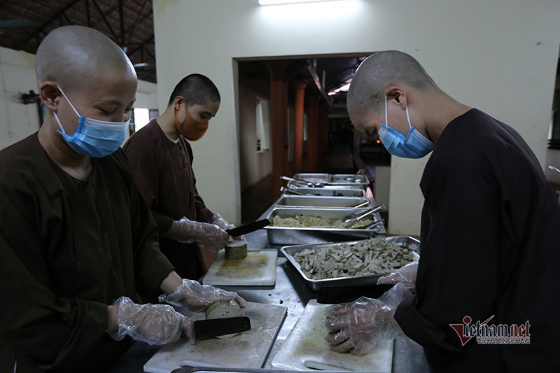 Ngôi trường bắt đầu học từ 4h30 sáng và kéo dài tới đêm muộn ảnh 16