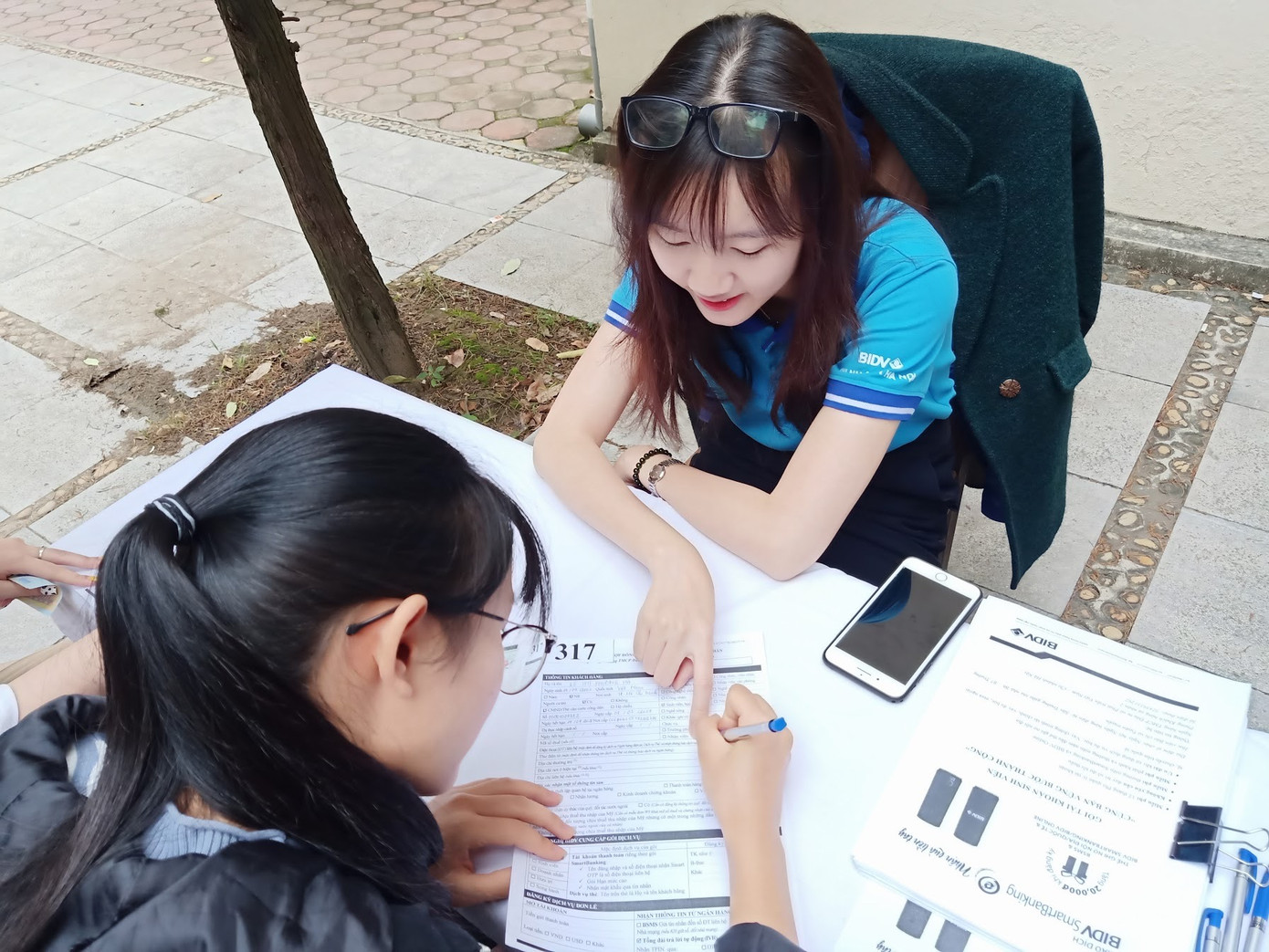 Mang thẻ ngân hàng đến tận tay tân sinh viên ảnh 1