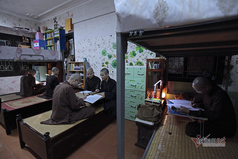 Ngôi trường bắt đầu học từ 4h30 sáng và kéo dài tới đêm muộn ảnh 17