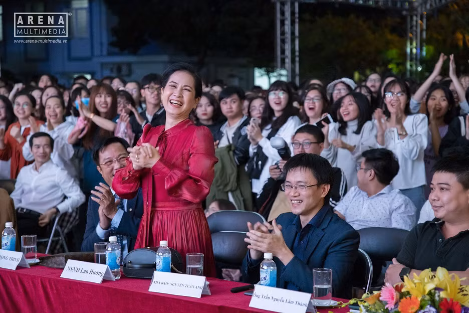 NSND Lan Hương và NSND Trọng Trinh bị tân sinh viên “chất vấn” về tình yêu ảnh 5