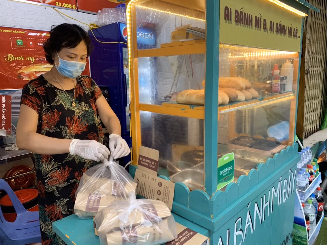 Không cầm tiền mặt, “vô tư” xài thẻ từ vỉa hè? ảnh 1