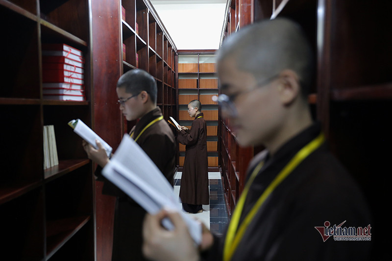 Ngôi trường bắt đầu học từ 4h30 sáng và kéo dài tới đêm muộn ảnh 8