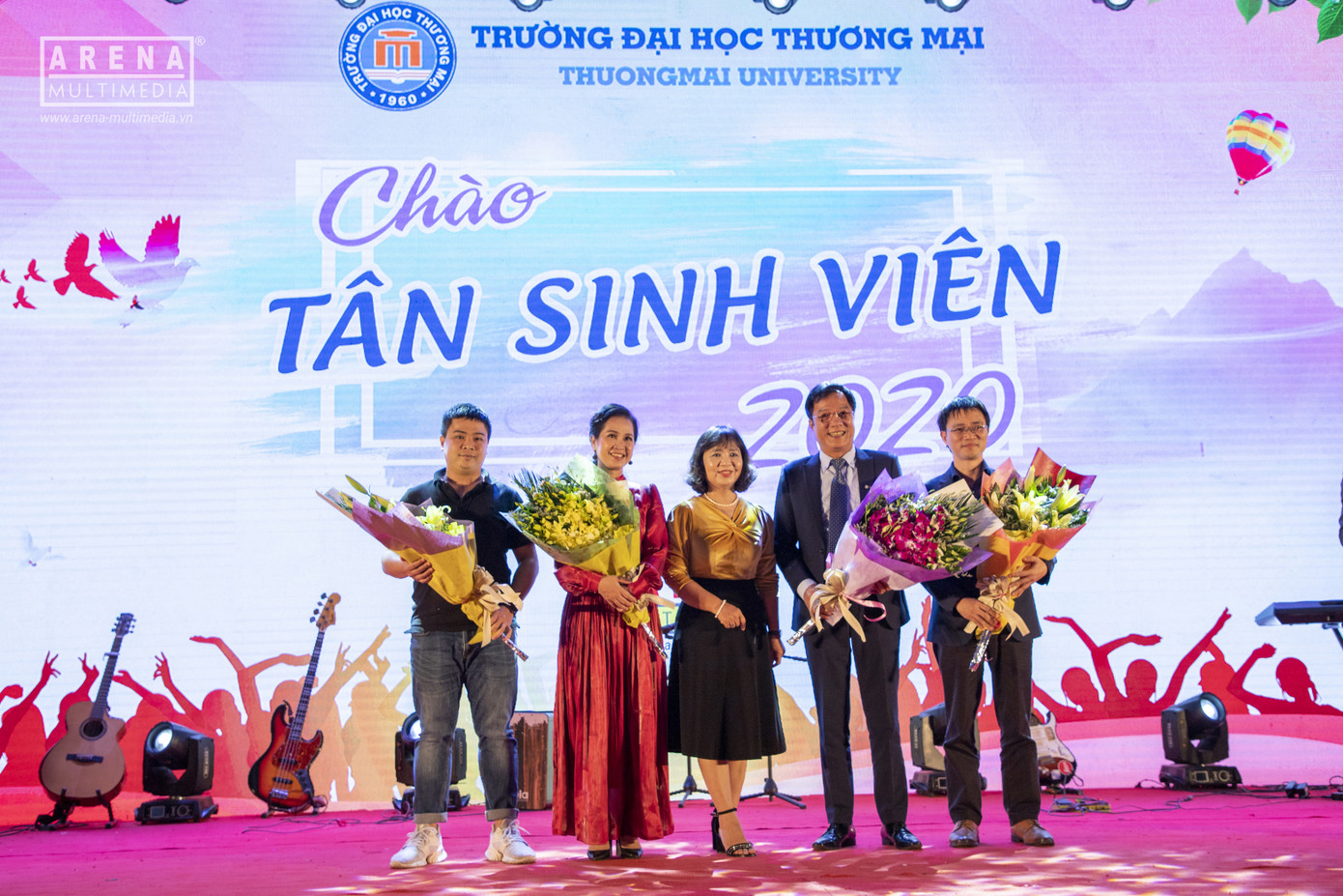 NSND Lan Hương và NSND Trọng Trinh bị tân sinh viên “chất vấn” về tình yêu ảnh 1