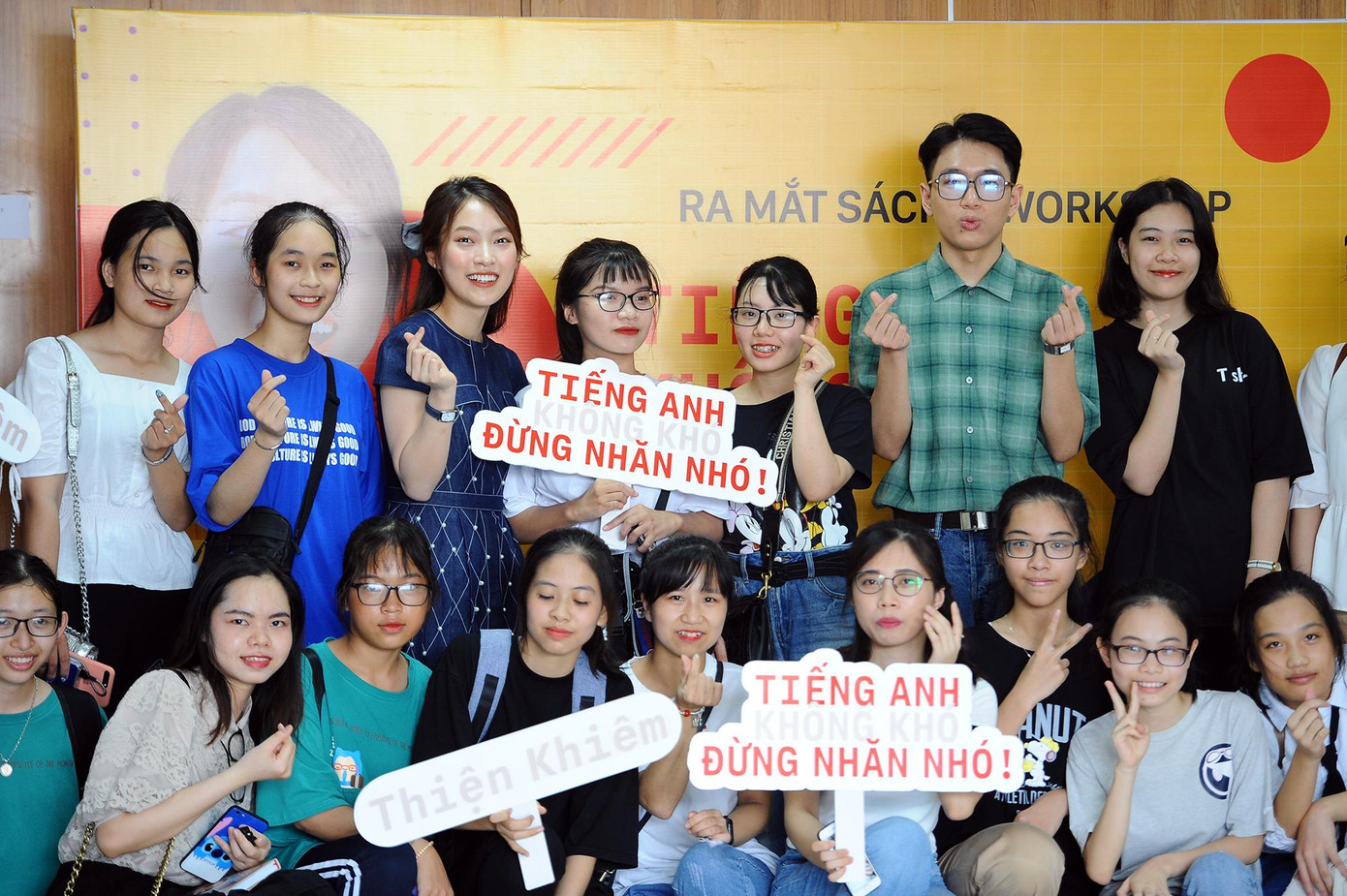 Khánh Vy khóc trong ngày ra mắt sách đầu tay ảnh 2