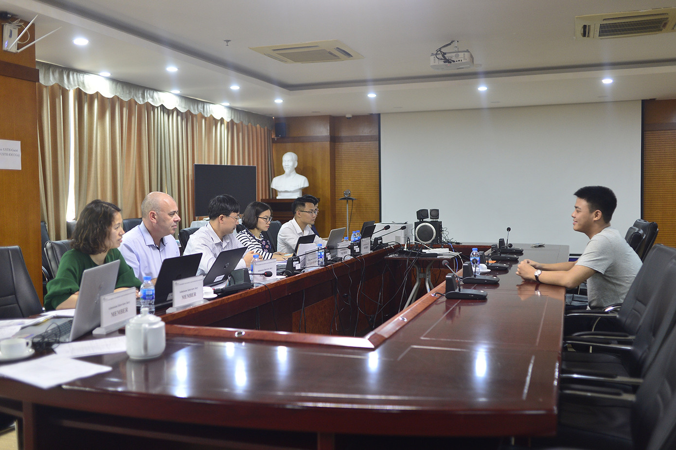 Trường đại học công lập đầu tiên áp dụng phỏng vấn trực tuyến mùa COVID-19 ảnh 1