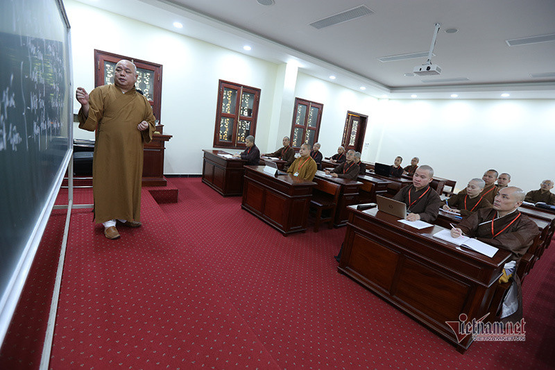 Ngôi trường bắt đầu học từ 4h30 sáng và kéo dài tới đêm muộn ảnh 4