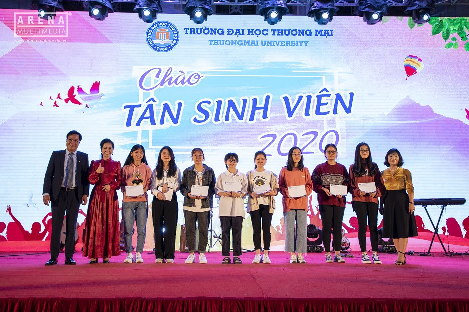 NSND Lan Hương và NSND Trọng Trinh bị tân sinh viên “chất vấn” về tình yêu ảnh 2