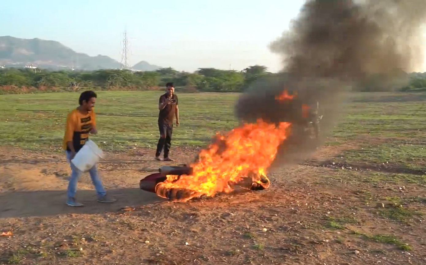 YouTuber Ấn Độ bị chỉ trích vì tẩm xăng đốt xe rồi lái như thường để quay video câu view ảnh 4