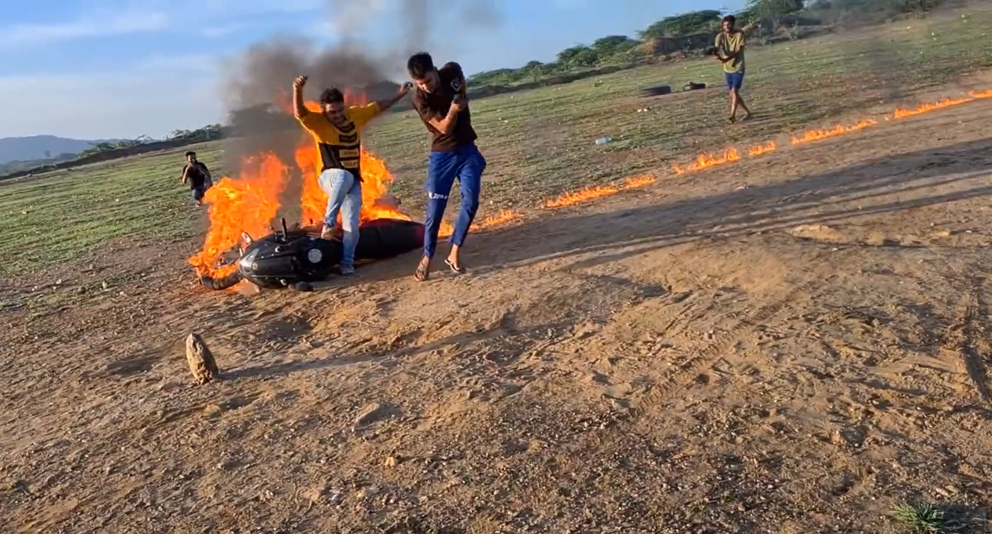 YouTuber Ấn Độ bị chỉ trích vì tẩm xăng đốt xe rồi lái như thường để quay video câu view ảnh 2