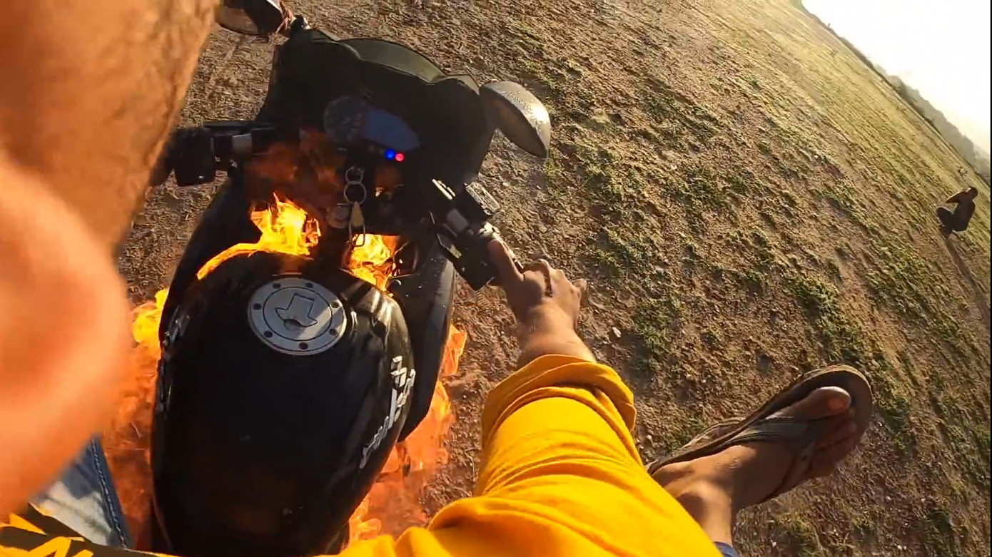 YouTuber Ấn Độ bị chỉ trích vì tẩm xăng đốt xe rồi lái như thường để quay video câu view ảnh 3