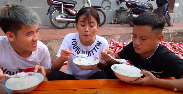 Con trai bà Tân Vlog gây phẫn nộ vì làm video nấu cháo bỏ nguyên con gà còn lông vào ảnh 2