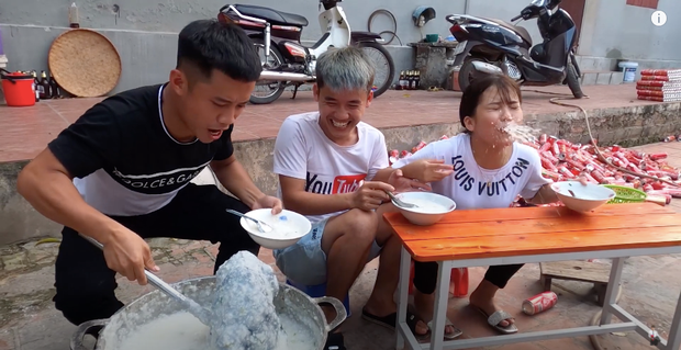 Con trai bà Tân Vlog gây phẫn nộ vì làm video nấu cháo bỏ nguyên con gà còn lông vào ảnh 3