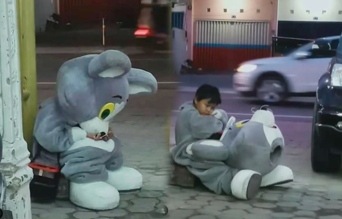 Xúc động với cậu bé 9 tuổi hàng ngày đi bộ 10km để kiếm tiền mua đồ ăn cho cả nhà ảnh 1