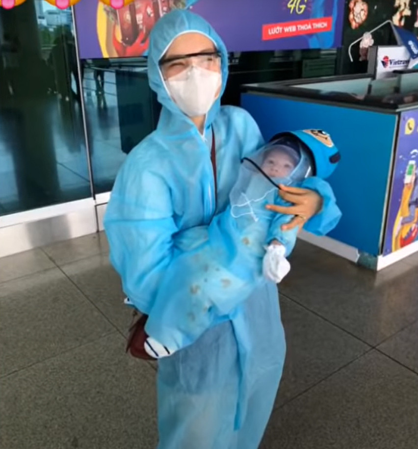 Hành trình bế con 2 tháng tuổi sang Singapore để gặp ông xã của MC Hoàng Oanh gây xúc động ảnh 1