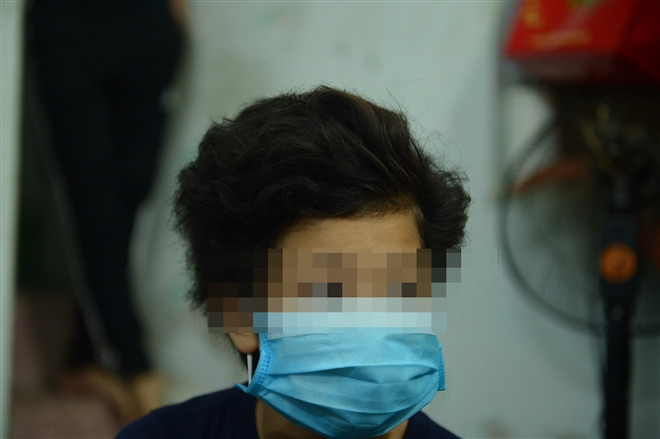 Bé gái bị bạo hành, hiếp dâm tại Hà Nội: Hàng xóm phát hiện mẹ bắt trói, dán mồm con để đánh qua camera ảnh 3