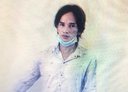 Một cảnh sát bị kẻ nghi ngáo đá tấn công ngay tại trụ sở ảnh 1