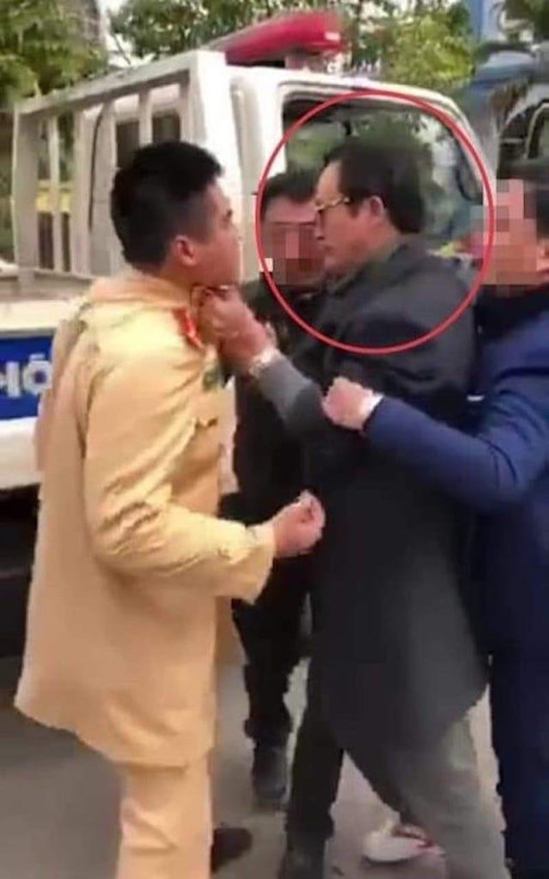 Chi cục trưởng say xỉn, túm cổ áo lăng mạ CSGT ảnh 1