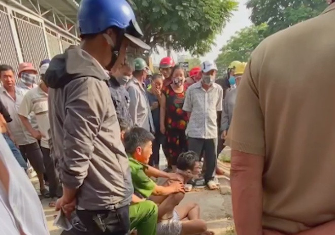 Đuổi bắt kẻ chém phụ nữ trong quán cà phê ảnh 1