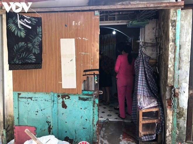 Bé gái bị bạo hành, hiếp dâm tại Hà Nội: Hàng xóm phát hiện mẹ bắt trói, dán mồm con để đánh qua camera ảnh 5