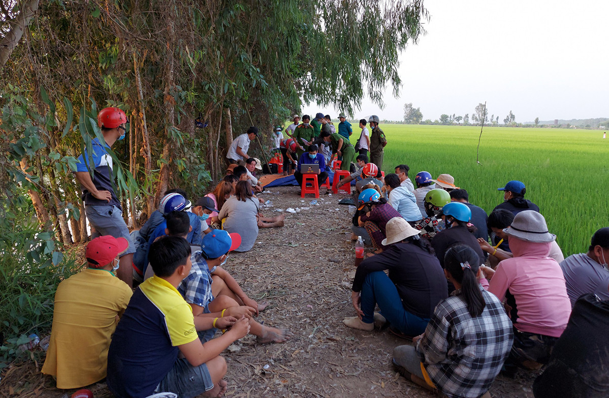 Công an nổ súng phá sới bạc, nhiều người băng đồng, nhảy sông bỏ trốn ảnh 1