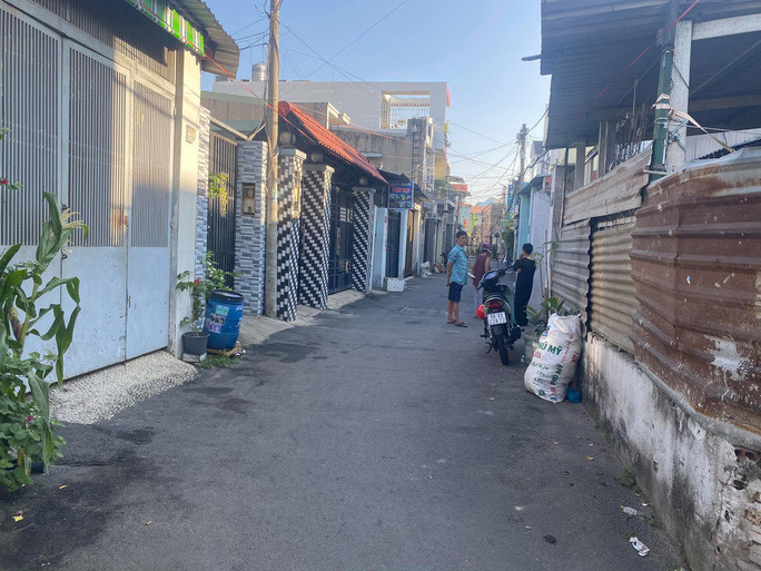 Người đàn ông bị chém gần đứt lìa tay trước cửa nhà ảnh 1