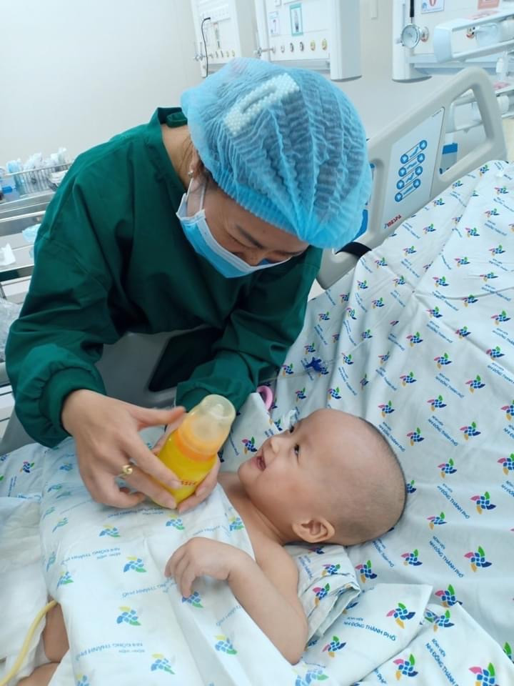 Nụ cười đáng yêu của cặp song nhi sau gần 20 ngày tách rời ảnh 3