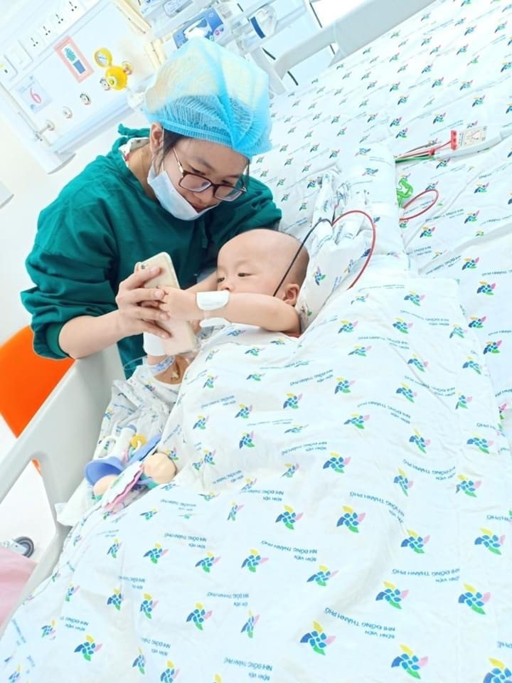 Nụ cười đáng yêu của cặp song nhi sau gần 20 ngày tách rời ảnh 8